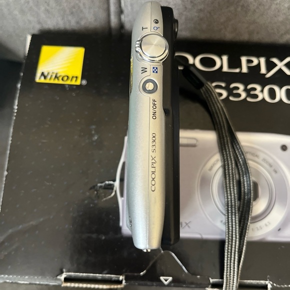 Nikon COOLPIX S3300 Silver Camera Bundle - Picture 11 of 16